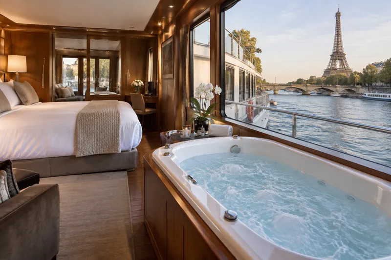Le VIP Paris Yacht Hôtel suite with private jacuzzi overlooking the Seine and Eiffel Tower